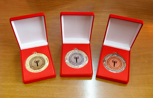 medal 70 mm w ozdobnym etui okoliczno�ciowym puchary statuetki medale