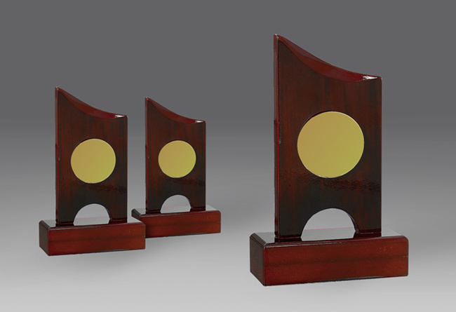 statuetka drewniana, uniwersalna, na wklejk�, h.22 (produkt niedost�pny) puchary statuetki medale